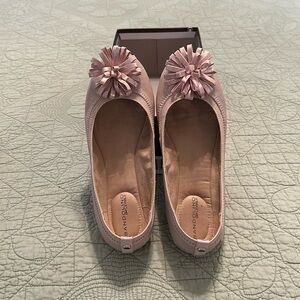 Super cute spring shoe gently worn bow has gold tones in it smoke pet free home